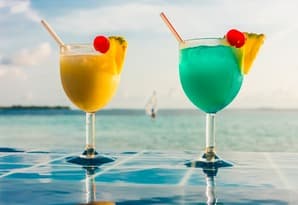 Cocktails aan het zwembad